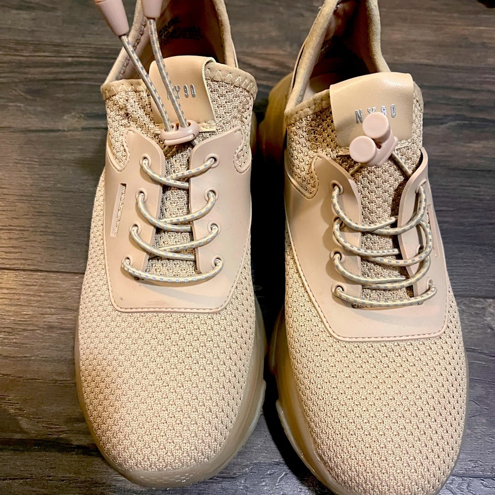 Steve Madden Elastic String Gummy Heel